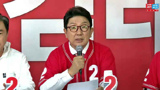 권성동(가운데) 국민의힘 원내대표가 25일 오전 충청남도 천안시 소재 김태흠 당 충남도지사 후보 선거사무소에서 열린 6·1 지방선거 중앙선거대책위원회 현장회의에서 모두발언을 하고 있다.<국민의힘 유튜브 채널 '오른소리' 영상 갈무리>